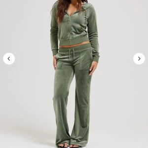 Grön velour hoodie - Säljer byxorna i bilden från juciy couture. De är i modellen Layla Flare så dom är lite mer lågmidjade och utsvängda i benen med fickor där bak. Färgen heter Thyme. Köpta för ca ett år sen men har inte använt så mkt de enda slitningen kan vara nere vid fötterna eftersom dom är ganska långa❤️ Fråga gärna om mer bilder!