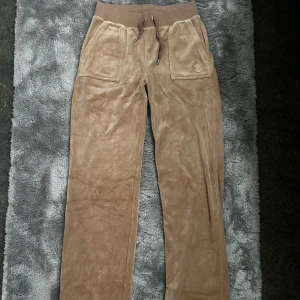 beige juicy couture byxor  - hej! jag säljer mina beige juicy couture byxor i bra skick. kontakta mig för bilder på🎀