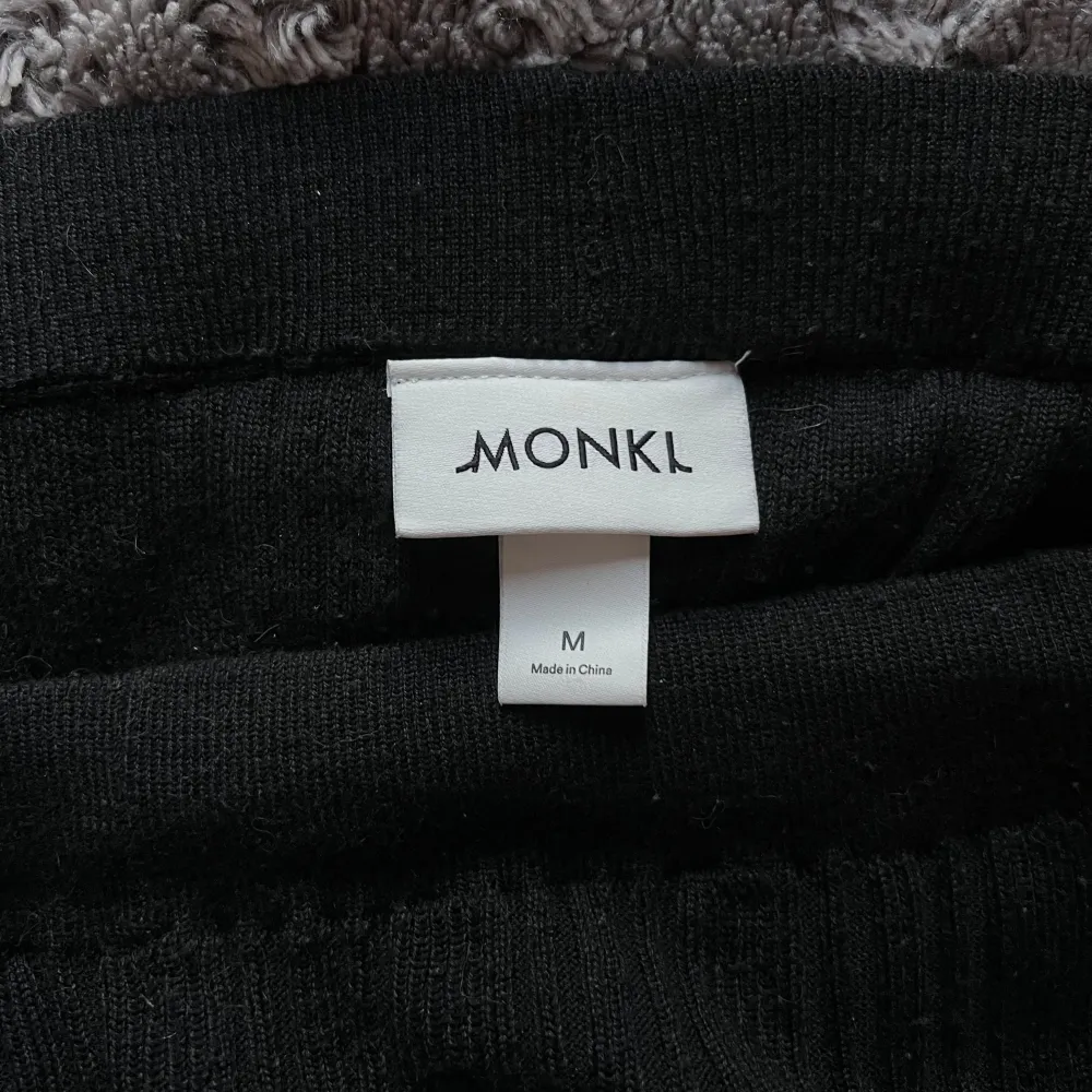 Fint mjukisset från Monki som är helt oanvänt. Tröjan är i storlek small och byxorna i storlek medium. Båda delarna för 100 eller 60kr styck🩷. Övrigt.