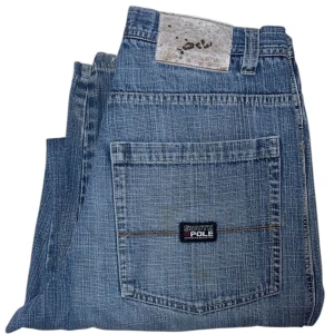 Southpole Baggy jeans - Southpole Baggy jeans. W32. Lagningar längst ner (bild 3) fläckar som syns på andra bilden. [Ytterbenslängd 84] [Innerbenslängd 113] [Midja 42] [Benöppning 24]