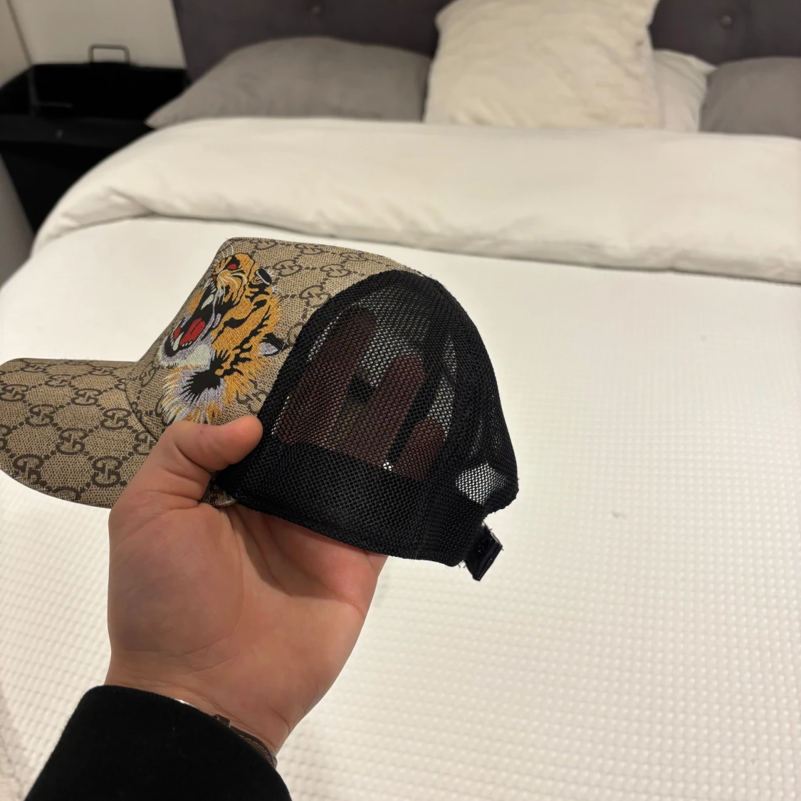 Mönstrad keps med tigerbroderi - 93