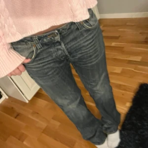 Lågmidjade raka jeans  - Så snygga och coola lågmidjade jeans🤍🤍Har några enstaka mycket små ”revor” på baksidan men som inte stör alls.🩷Stl 32x32