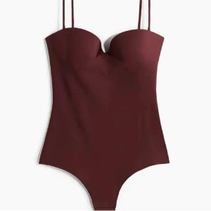 Vinröd body  - Snygg vinröd body från hm. Axelbanden är smala och går att knäppa av om man vill. Helt slutsåld från hemsidan och aldrig använd då den va för liten för mig