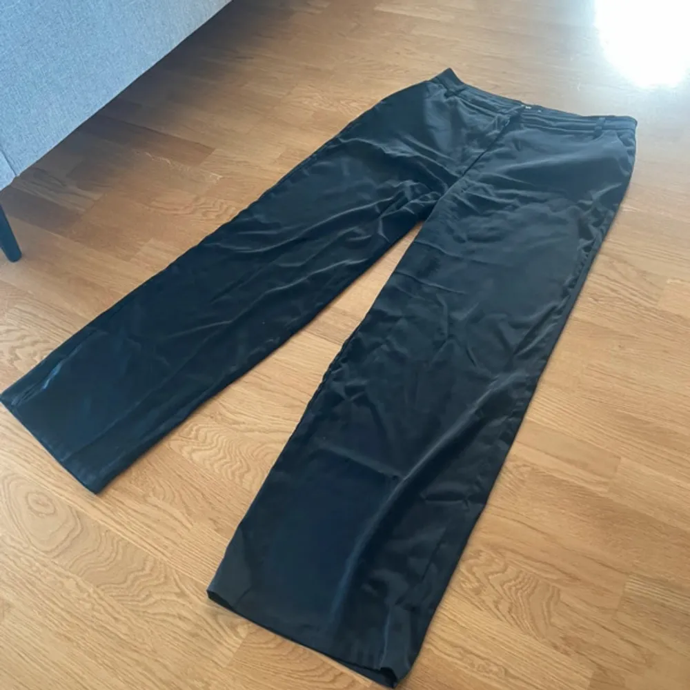 Svarta satinbyxor från BikBok i storleken 44 (L) - Knappt använda - Köparen står för frakten - Inga returer - Betalning via köp direkt . Jeans & Byxor.