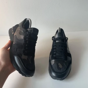 Valentino Rockrunner - Säljer dessa rkt feta Valentino Rockrunners. Passar 41. Skick 9/10. Vid frågor bara skriv🤝