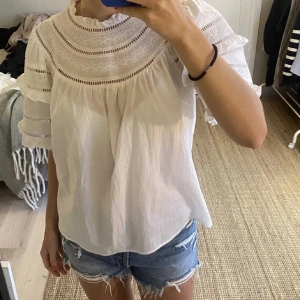 Vit blus från & Other Stories - Säljer en superfin vit blus från & Other Stories i storlek S. Inte mina bilder 