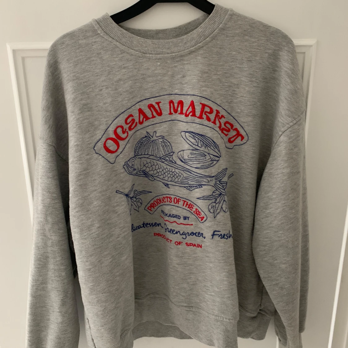 Grå sweatshirt med Ocean Market-tryck