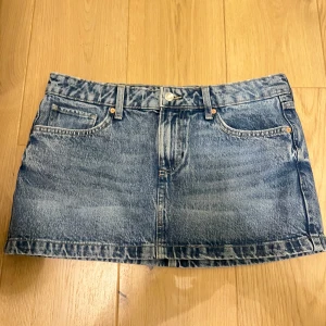 Blå jeanskjol - Säljer en snygg blå jeanskjol i en lågmidjad modell. 