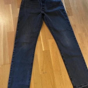 Svarta jeans med fransade kanter - Säljer ett par snygga svarta jeans från Levi's. De har en klassisk femficksdesign och fransade kanter vid bensluten för en trendig look. Perfekta för både vardag och fest! 🖤