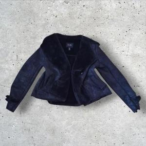 Svart pälsjacka Jessica Simpson - Säljer en oanvänt superfin svart pälsjacka från Jessica Simpson i storlek XS‼️😋😋                  Priset kan diskuteras! 😛