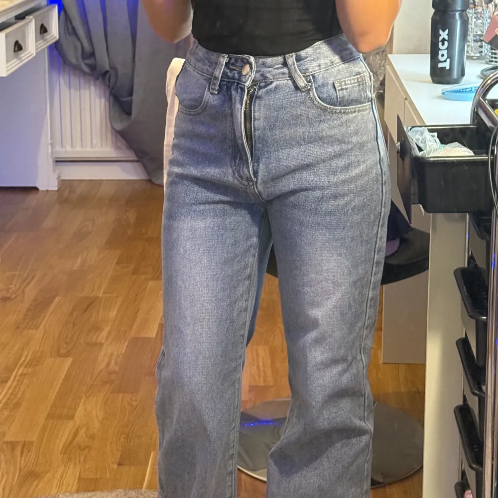 Säljer ett par snygga blå jeans med hög midja. De har en klassisk straight fit och är perfekta för  vardag. Jeansen är i mycket bra skick och passar perfekt till en avslappnad stil. Perfekta för höst, vår och också sommar . Jeans & Byxor.