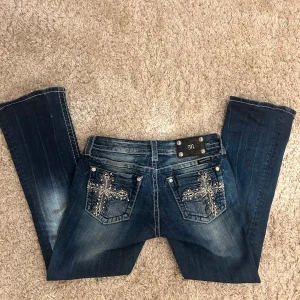 Miss Me jeans - Säljer ett par snygga blå lågmidjade jeans från Miss Me i storlek 27. De har coola broderade detaljer på bakfickorna och en slitning på framsidan. innersben: 75 yttersben:95. midjemått: 36/37. pris kan ju såklart diskuteras❤️