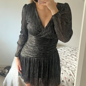 Feeling Friday klänning - Snygg glittrig svart klänning från Feeling Friday i storlek S. Aldrig använts. Köptes för 1200kr på hemsidan inklusive 400kr tullavgift, därav priset!