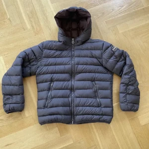 Colmar Vinterjacka - Colmar vinterjacka i perfekt skick! Storlek 50 men passar som S/M. Killen på bilden är 183cm!