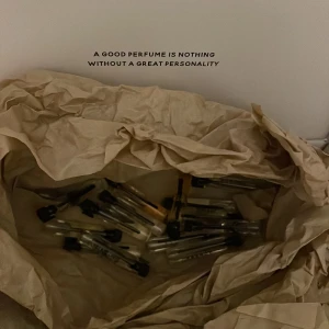 Parfymprover i glasflaskor från essence - Säljer ett gäng parfymprover i små glasflaskor. Perfekt för att testa olika dofter innan du bestämmer dig för en favorit. Från essence. 17 st