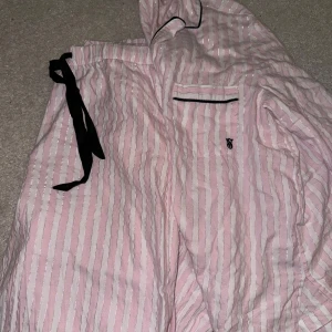 Victoria’s Secret pyjamas  - Säljer denna pyjams från Victoria’s Secret. Använd en gång så är i nyskick. Nypris 1003 kr. Storlek S och längd regular.