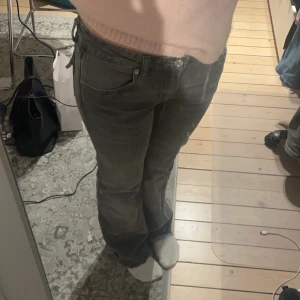 Grå bootcut jeans från 157 - Säljer ett par grå bootcut jeans från 157 i storlek S full length. Jag har klippt av jeansen pyttelite så de passar mig som är ca 168. Använt en del men har fortfarande nyskick. Säljer pga att dem inte används längre.💕 Köpta för 400kr.