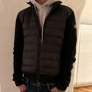 Moncler cardigan lite äldre modell  - Moncler cardigan lite äldre modell size M passar mig som är 184 cm lång för mer frågor bara att skriva!!