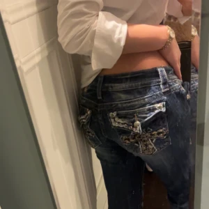 Miss me jeans - Säljer ett par snygga blå  Miss me jeans med unika broderade detaljer på bakfickorna. De är lågmidjade och har en normal passform. Perfekta för en avslappnad stil med en twist. Passar bra till både vardag och fest!