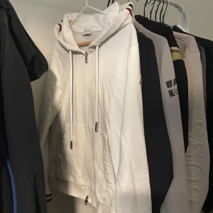 Vit hoodie från Moncler - Extremt snygg vit zip hoodie från moncler i nyskick, storlek S men även denna sitter bra om du har M. Vid snabb o enkel affär går alltid pris att diskutera