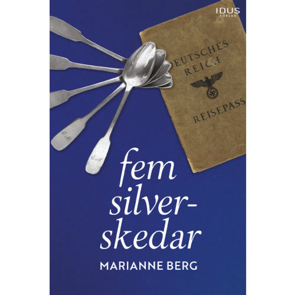 Så kom den 1 september 1939 och världen rämnade. Ett andra världs­krig bröt ut. Då tänkte jag: Nu har jag en pappa i Tyskland och en mamma i England. Nu skall de båda länderna kriga mot varandra. Jag tänker inte delta i det här. Från och med nu tänker jag inte tala något annat språk än svenska. Marianne var femton år gammal när hon kom ensam till Sverige med en Kindertransport. Hennes judiska familjemedlemmar var antingen kvar hemma i Berlin eller spridda runt i Europa. Samma år bröt andra världskriget ut. Kanske var Marianne med sin bakgrund skyddad från Berlins gator, men kriget skulle snart sprida sig längre och större än vad någon först hade trott. Fem silverskedar är en biografisk essäsamling. Boken h­andlar om de gradvisa förändringar som Tredje Rikets framväxt medförde för Mariannes familj och hennes upplevelser som ensamkommande flyktingbarn i Sverige. 50 år senare lyckades hon av en slump återfinna flera av sina gamla klasskamrater, spridda över hela världen, och deras öden skildras i bokens avslutande del.     Format Inbunden   Omfång 191 sidor   Språk Svenska   Förlag Idus Förlag   Utgivningsdatum 2022-06-16   Medverkande Anna Lolax   ISBN 9789176345511  . Böcker.