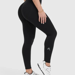 Oner Active Effortless leggings - Säljer ett par svarta Oner Active Effortless leggings i mycket bra skick. De änvändes en gång. De är högmidjade och har en tight passform. Storlek S short.