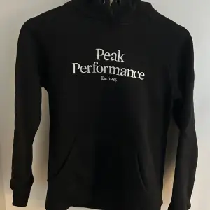 Peak Performance Hoodie i strl.XS. Köpt för ca 1år sedan och använd 4 gånger. Älskar den men säljer pga den legat garderoben utan användning och är nu för liten! (Jag är XS/S i kläder och denna upplevs definit som en XS)  