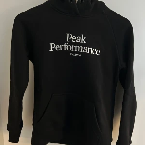 PEAK PERFORMANCE HOODIE - Peak Performance Hoodie i strl.XS. Köpt för ca 1år sedan och använd 4 gånger. Älskar den men säljer pga den legat garderoben utan användning och är nu för liten! (Jag är XS/S i kläder och denna upplevs definit som en XS)  