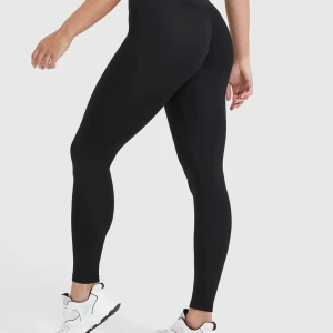 Oner Active Timeless leggings - Säljer ett par svarta Oner Active Timeless leggings. De är högmidjade och har en tight passform. De änvändes få gånger, de är som nya. Storlek S short.