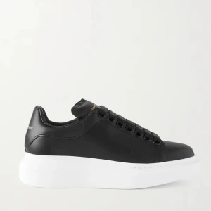 Alexander McQueen - Slitna både på insidan och under därav lågt pris (se bilder). Men annars fortfarande fina och har mycket kvar att ge. 😊  Kvitto, låda och äkthetsbevis finns. 