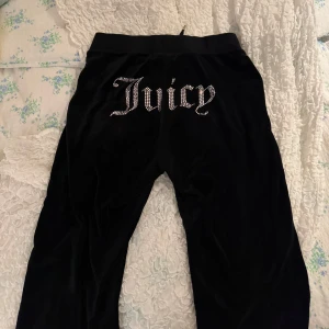 Svarta velourbyxor från Juicy Couture - Säljer dessa svarta velourbyxor från Juicy Couture, är i bra skick. Finns en matchande tröja till, hör av dig vid intresse! ❤️‍🔥