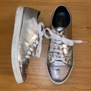 Philipp Plein skor - Säljer ett par äkta skitsnygga skor från Philipp Plein. “Limited edition och by pris 8500kr.De har en snygg dödskalle-detalj och är i bra skick. Skorna har nya vita snören. Perfekta för att ge din outfit en extra detalj! Tillverkade i Italien. Pris kan diskuteras