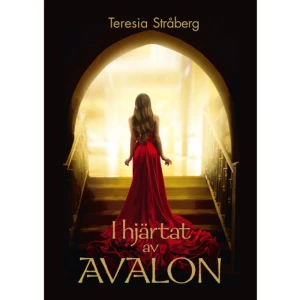 I hjärtat av Avalon (bok, danskt band) - Under en hypnossession kastas Lilian tillbaka till 500-talets Avalon. Här är hon inte Lilian längre, utan Idelle. Hon landar rakt in i en profetia som utmanar alla hennes värderingar och trosföreställningar om hur världen fungerar. Mitt uppe i sitt livs äventyr, ställs Idelle inför ett val som vänder upp och ner på hela hennes tillvaro. Men vem kan hon lita på? Fångad i den ofta skoningslösa medeltiden möter hon bland andra sin romantiska själsfrände och flera mytomspunna legendarer. I samtalen med dem finner Idelle sin inre styrka att möta utmaningarna hon står inför. Men oavsett hur mycket vägledning och insikter hon får, är hotet mot det engelska riket och människorna som Idelle älskar aldrig långt borta, och det finns ingen annan än hon som kan rädda dem.I hjärtat av Avalon är en spännande berättelse om äventyr och kärlek bortom tid och rum, inbäddad i sensuella möten mellan kvinna och man, där kvinnan tar sin plats i historien med både kropp och själ. Boken är för dig som likt Idelle vill öka din inre kraft och finna din sanna livsväg.     Format Danskt band   Omfång 441 sidor   Språk Svenska   Förlag Förlagshuset Siljans Måsar KB   Utgivningsdatum 2020-09-01   ISBN 9789188939326  