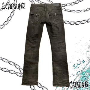 True Religion Ricky🇺🇸 - Trueys med tvär fet wash🌊 Använda men inga synliga defekter💯 42cm midja, 110cm längd🤪 Hmu with bids🐍🫗
