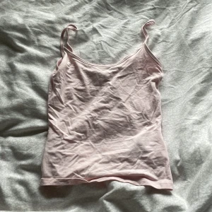 Rosa linne  - Säljer detta helt nya rosa linnet från gina🩷