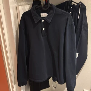 Mörkblå pikétröja från Brothers  - Säljer en stilren mörkblå pikétröja från brothers. Perfekt för både vardag och lite finare tillfällen.  Skön och bekväm att ha på sig. Storlek är L, men sitter mer som en M.  Pris kan diskuteras vid snabb affär.