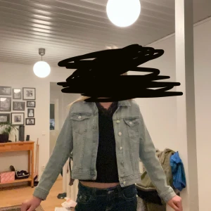 Ljusblå jeansjacka från KappAhl - En väldigt fin ljusblå jeansjacka från Kappahl i storlek 152!🩵 Den är i väldigt bra skick och används få gånger!!