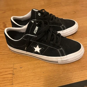 Converse one star pro  - Säljer ett par svarta Converse one star pro i bra skick. Väldigt fräscha skor som passar med allt. Storlek 40.5. De är stora i storleken. 