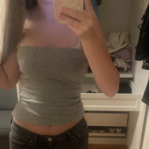 Grå tubtopp - säljer en grå tub topp från bikbok i storleken s. använd en gång innan så är i helt nyskick. 