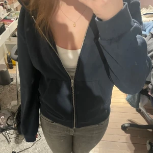 Mörkblå hoodie från Lager 157 - Säljer en jätteskön mörkblå hoodie från 157 i storlek S. Jag tycker passformen på tröjan inte passar mig, så den används därför tyvärr inte. Knappt använt tröjan. Nypris 150kr