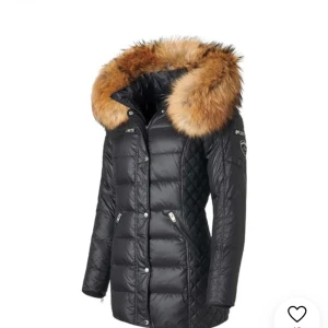Jacka från Rockandblue - Säljer en snygg svart dunjacka från Rockandblue i mycket bra skick (märket är rött som på andra bilden). Jackan har en avtagbar päls på huvan och quiltade detaljer. Pälsen är äkta