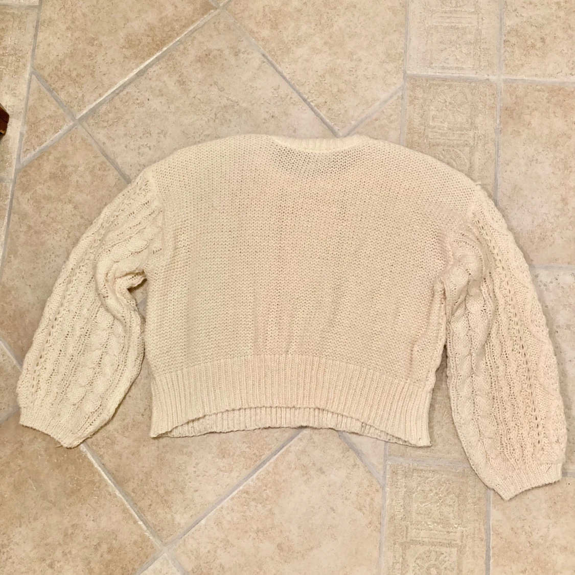 Krämvit kabelstickad tjocktröja - 90