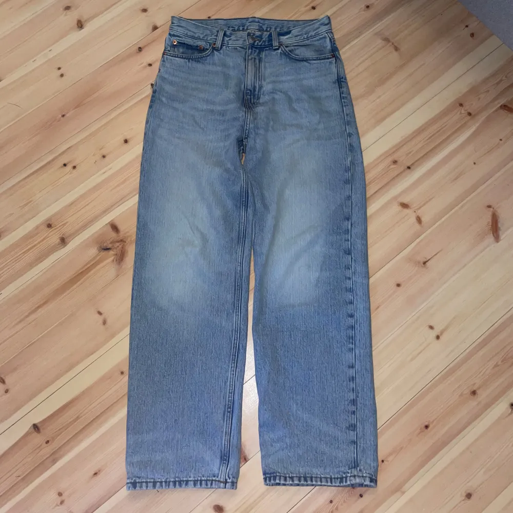 Snygga weekday jeans som blivit använda fåtal gånger Org pris 600. Jeans & Byxor.