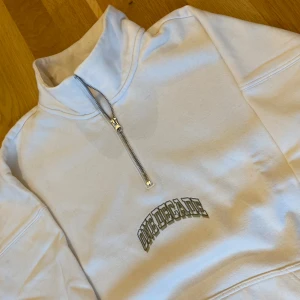Beige halv zip - Säljer en beige zip up från H&M. Perfekt för en avslappnad stil och passar bra till både höst och vår. Tröjan är i bra skick och pris går att diskuteras.