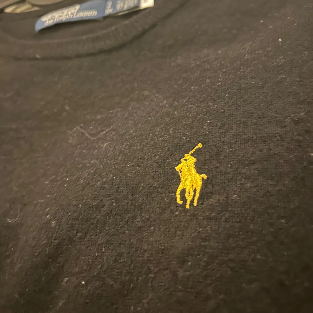 Säljer denna tröja från Polo Ralph Lauren | Skick: 9/10, knappt använd | Nypris: ca 2000kr | Storlek: S | Bara att höra av er vid fundering!. Tröjor & Koftor.