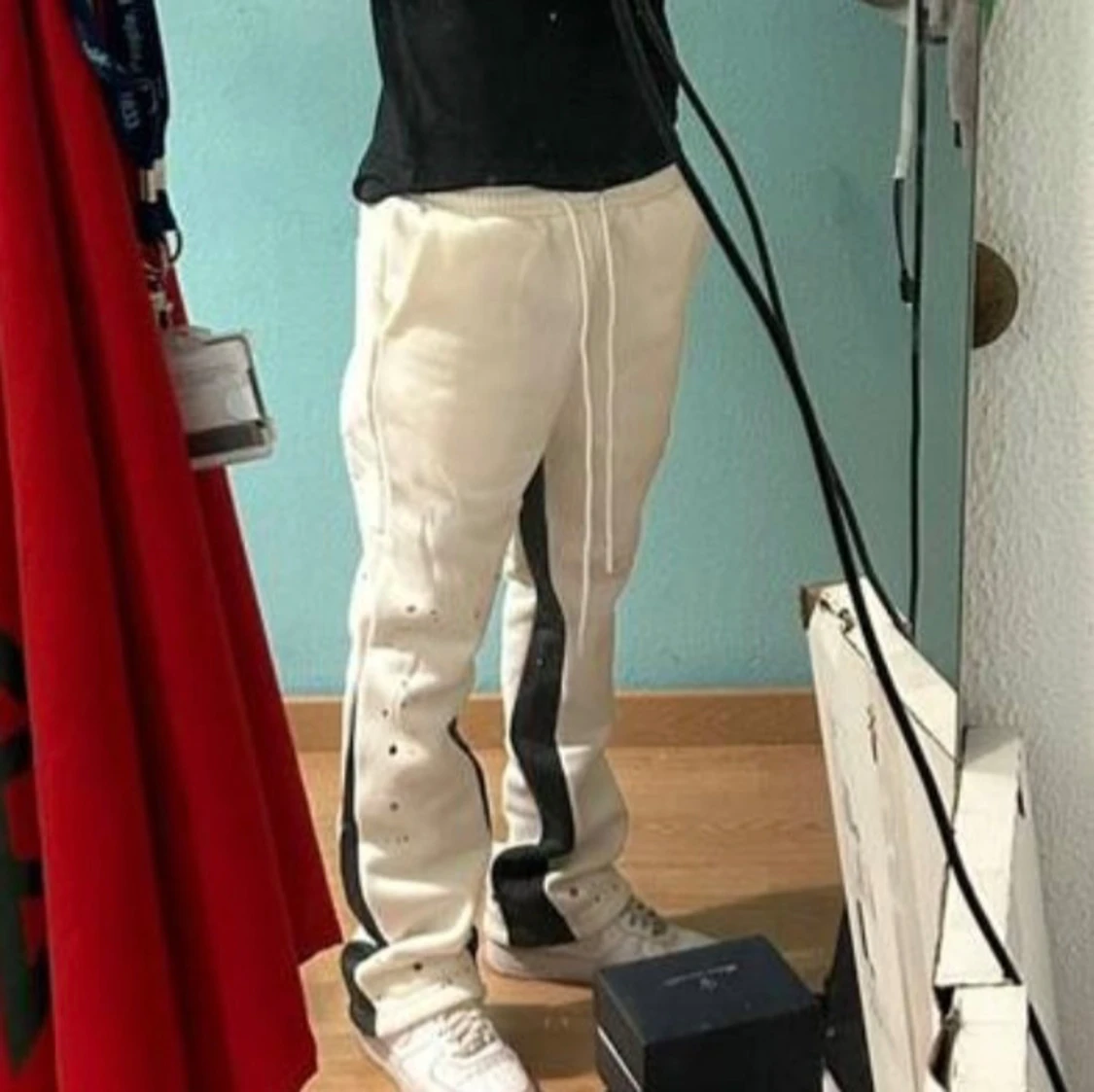 Grå/Vita flared mjukisbyxor med svarta detaljer - 91