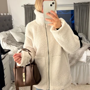 Slut såld teddyjacka med prislapp - Prislappen kvar aldrig använd 🩷slut såld på hemsidan 