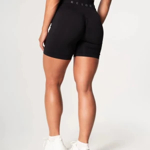 Svarta träningstights från Relode - Säljer ett par svarta träningstights från Relode i mycket bra skick. De är högmidjade och har en tight passform som är perfekt för gymmet eller löprundan. Materialet är stretchigt och bekvämt, vilket gör dem idealiska för intensiv träning. Storleken är inte specificerad, men de ser ut att passa en normal kroppsform. Köpta för 579kr 