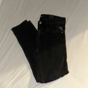 Replay anbass svart - Säljer nu mina replay anbass jeans då jag inte använder de längre strlk: W29 L32. För fler bilder skriv. Bra skick inga hål eller något sånt. Anbass texten har gått av när jag har tvättat den😁
