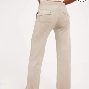 Beige juicy - Superbekväma beige mjukisbyxor i loose fit med hög midja. Perfekta för en avslappnad dag hemma eller en snabb tur till affären. Har använt dom 2-4 gånger dom för fortfarande mjuka och sköna.